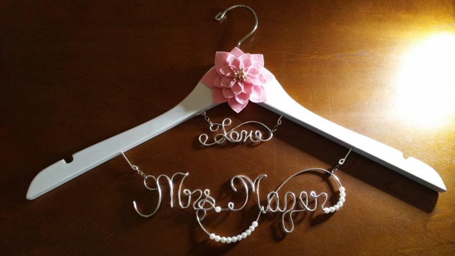 Mariage - Bridal Hanger with Date for your wedding pictures, Personalized custom bridal hanger, brides hanger, Bridal Hanger, Wedding hanger, Bridal