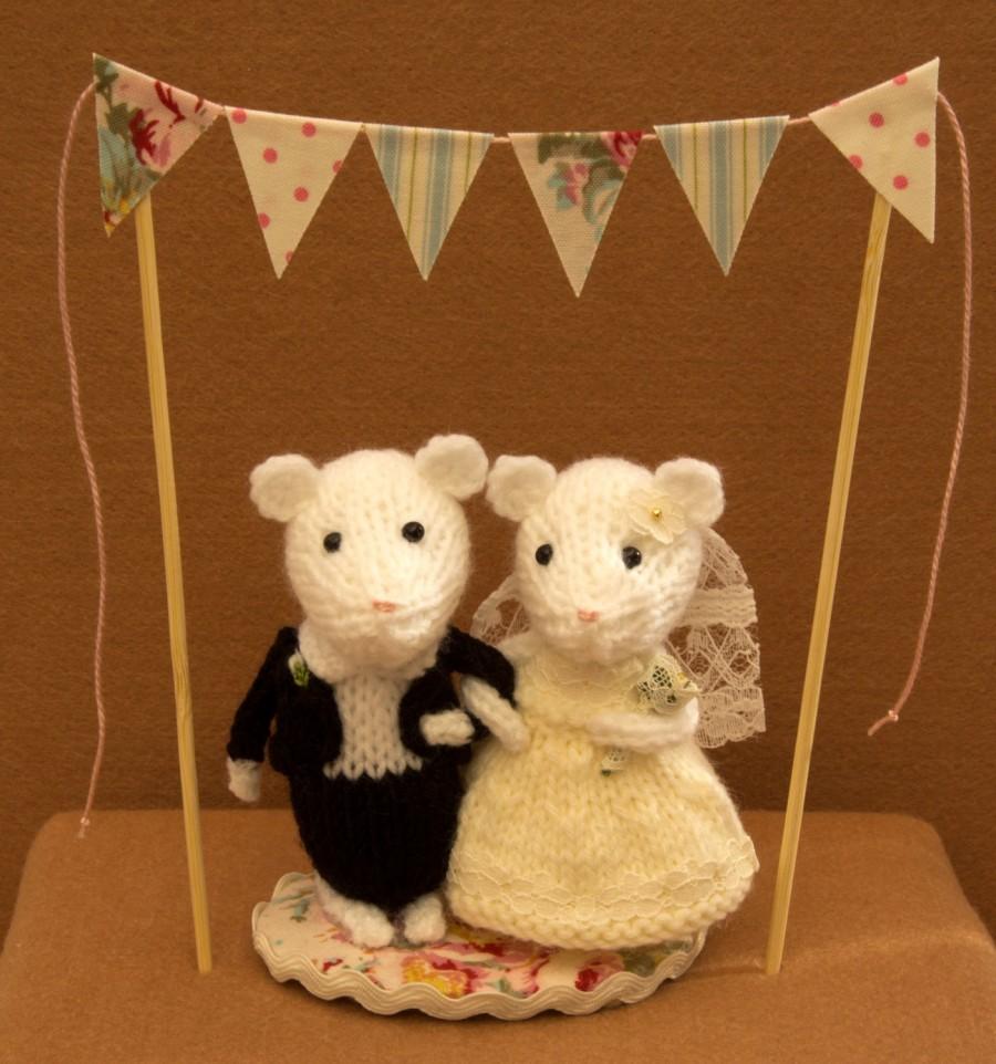 زفاف - Bride and Groom mice with bunting, wedding mice, wedding cake topper, cheese tower topper, hand knitted mice, knit mouse