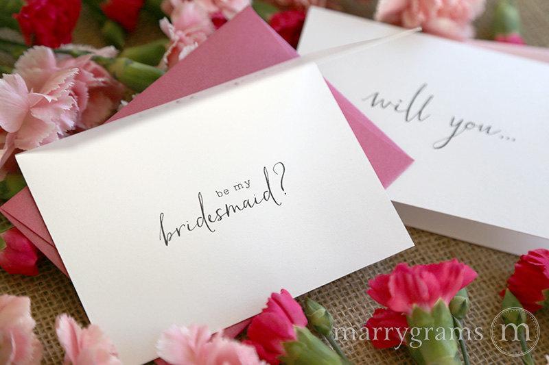 زفاف - Cute Will You Be My Bridesmaid Cards, Maid of Honor, Matron, Bridesman, Flower Girl Wedding Party- Pink Card to Ask Bridesmaid (Set of 8)