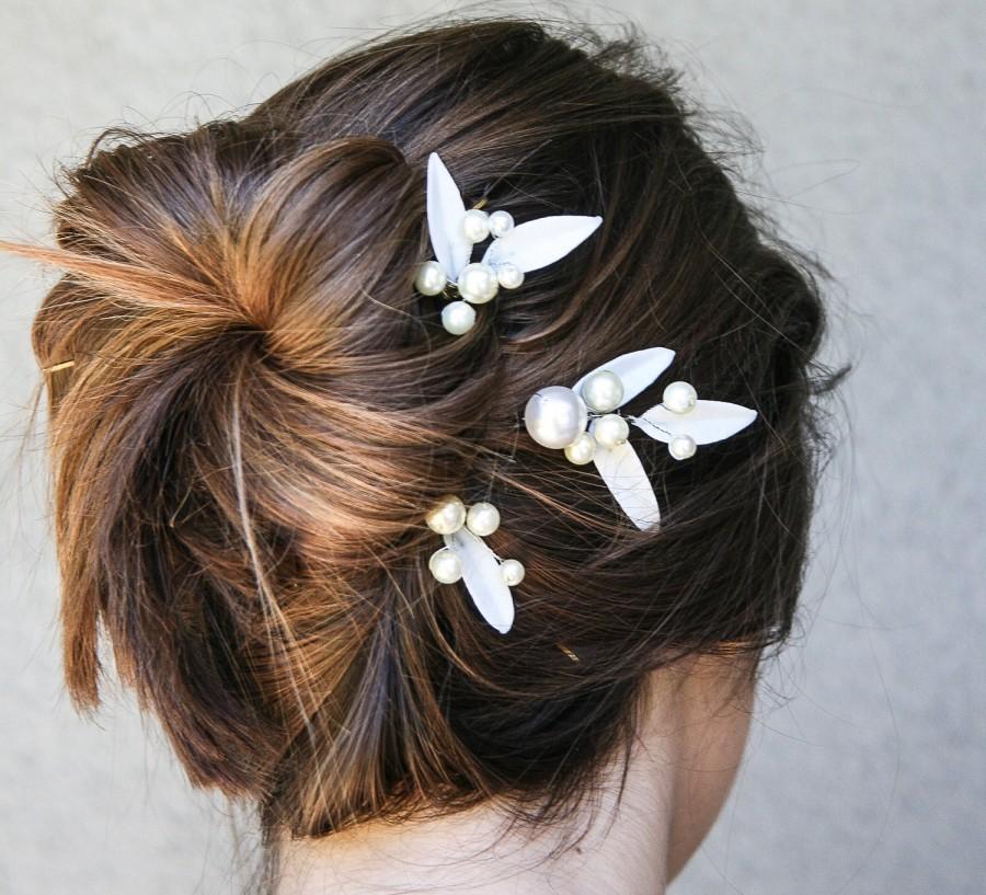 Свадьба - Vintage Wedding Hair Accessories, Bobbie Pins of Ivory Pearls and Vintage Glass Leaves, Bridal Hair Pins Garden Wedding
