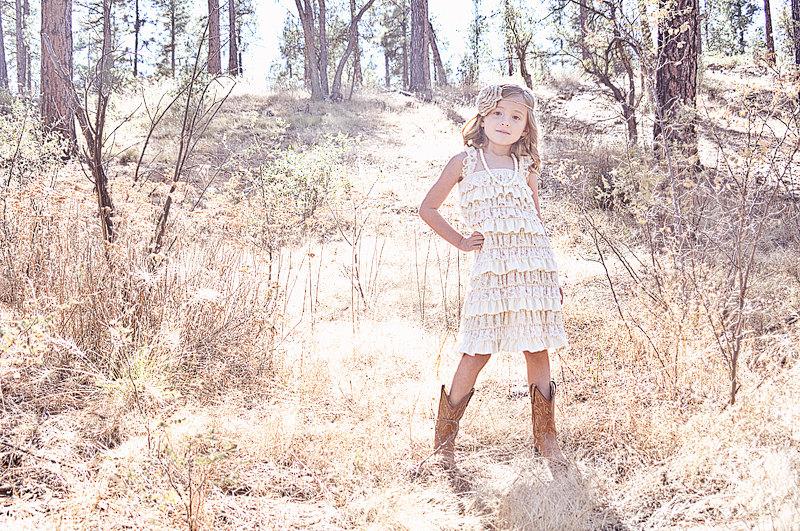 Mariage - Rustic Flower Girl Dress -Lace Pettidress-Champagne Flower Girl Dress-Rustic Flower Girl Dress-Country Flower Girl Dress-Rustic Girls-Burlap