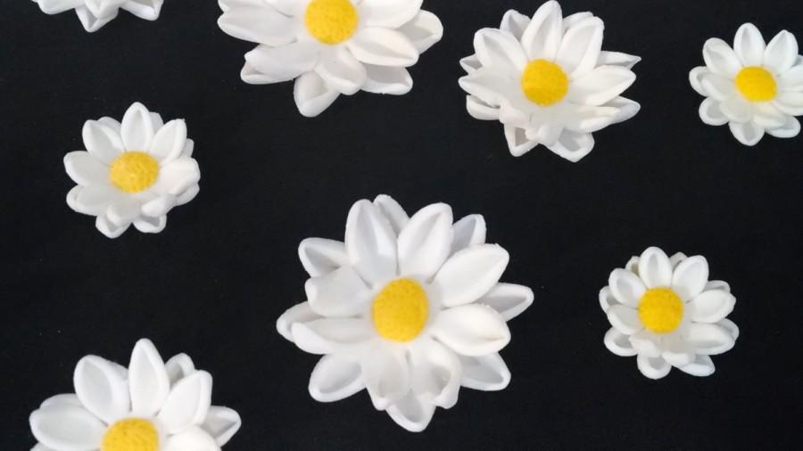 Mariage - 24 Miniature daisies / Edible gum paste/fondant daisy flowers