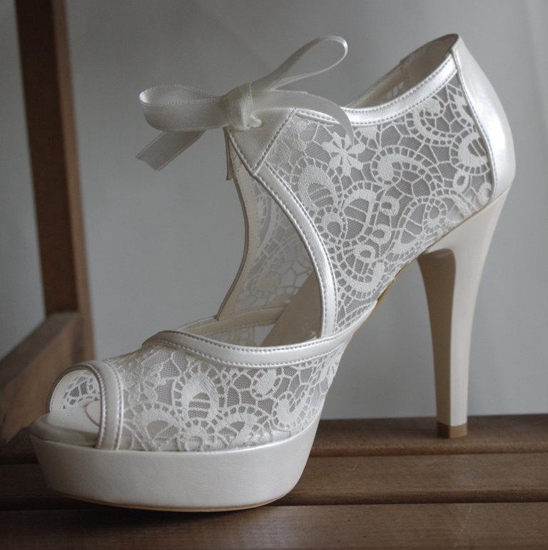 Mariage - Handmade lace ivory wedding shoe #8473