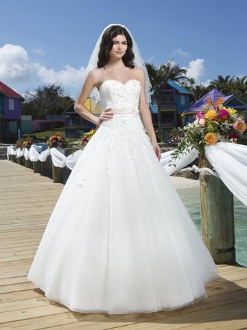 Hochzeit - Tulle And Embroidered Lace Ball Gown With A Beaded Flower Satin Belt