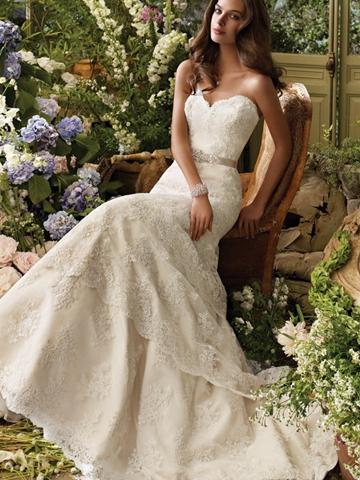 Hochzeit - Lace Strapless Sweetheart Wedding Dress with Elongated Bodice and Scalloped Tiered Skirt
