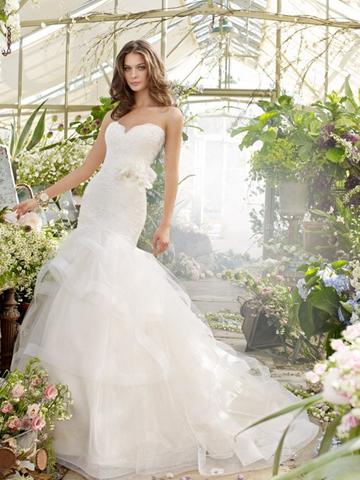 Mariage - Lace Chic Wedding Dress with Tiered Tulle Skirt and Strapless Sweetheart Neckline