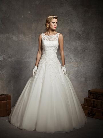 زفاف - Classic Ball Gown Wedding Dress with Sleeveless Lace Neckline and V Back