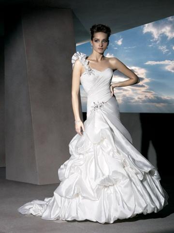 Свадьба - Ruffled One-shoulder Sweetheart Taffeta A-line Wedding Dress with Asymmetrical Dropped Waist