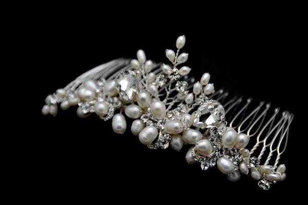 Hochzeit - Elegant Vintage inspired Bridal Hair Comb, Bridal Hairpiece, Pearl Hair Comb, Bridal Head Piece, Floral Hair Comb, Floral Hairpiece