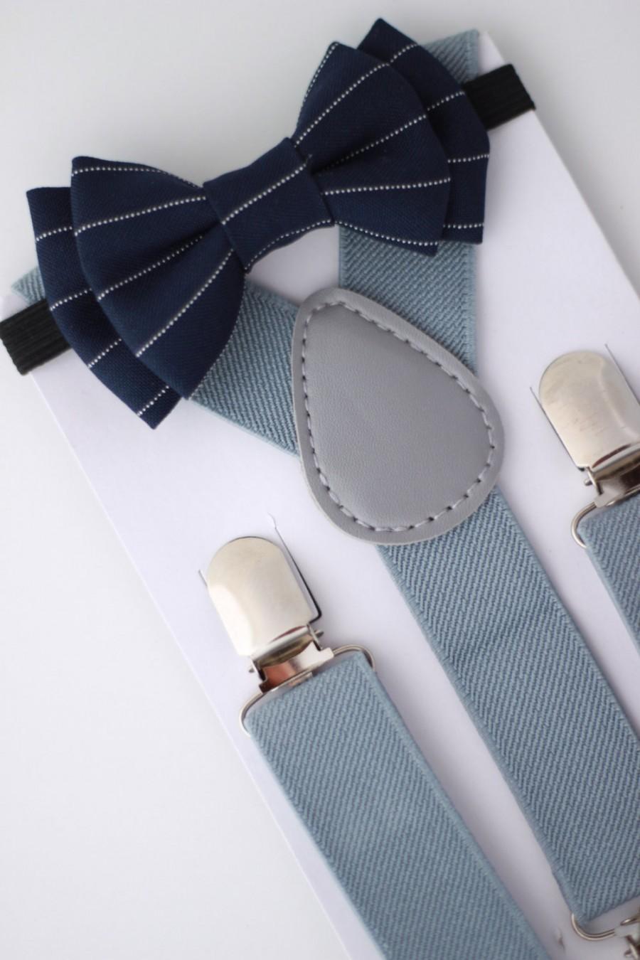 Mariage - SUSPENDER & BOWTIE SET.  Newborn - Adult sizes. Light grey Suspenders. Navy blue pinstripe bow tie.