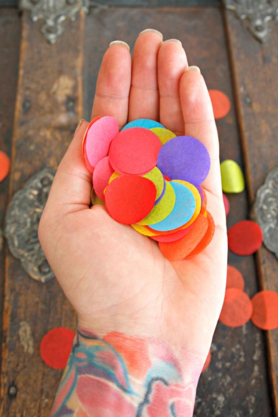 زفاف - Pom Confetti ... Pick Your Colors // wedding decor // birthday party decoration // rainbow // flower girl petal toss cones