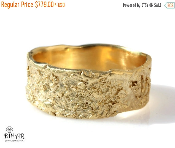 Hochzeit - 18k wedding band, Rustic 14k yellow gold  ring, wide band, Recycled Gold, man band, women's band, textured tree bark, ogranic design, Israel