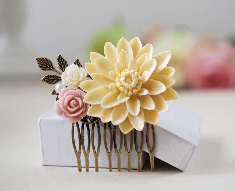 Свадьба - Large Ivory Chrysanthemum Flower Bridal Hair Comb. Ivory Pink Flowers Brass Leaf Collage Hair Comb. Wedding Hairpiece, Ivory Wedding