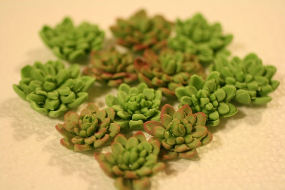 Свадьба - 12 small gumpaste succulents for cake decorating or cupcake decorating, or DIY wedding cakes