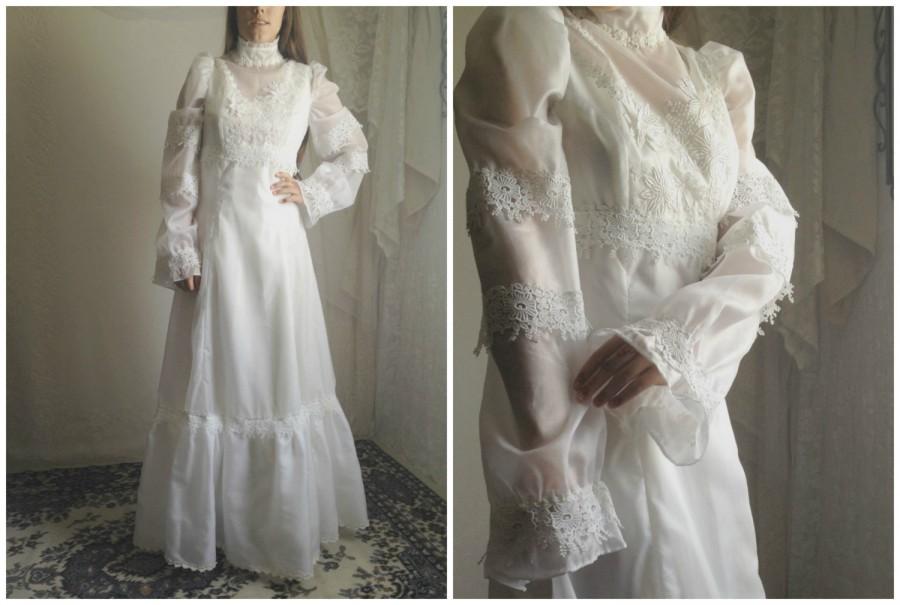 Свадьба - 70s Vintage Wedding Dress // White Flower Floral Bridal Bride Gown Lace Ruffle Long Sleeve Mod Dress // Size: S