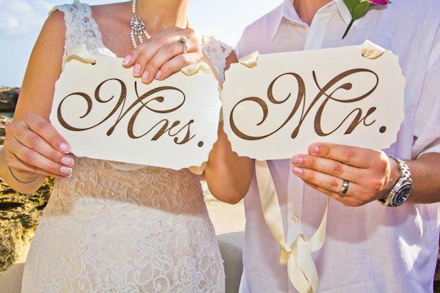 Mariage - Mr. & Mrs. Wedding Sign, Hand Painted and Laser Etched.
