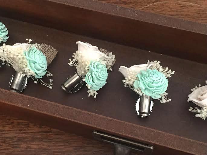 Hochzeit - Bullet shell boutonniere made with sola flowers - choose your colors - balsa wood - Alternative bouquet - bridesmaids - rustic - natural