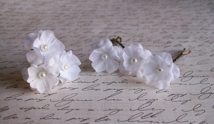 Mariage - Wedding White Small Flower Hair Pins -  White Bridal Hair Pins - Pearl Center Flowers - Six Bobby Pins