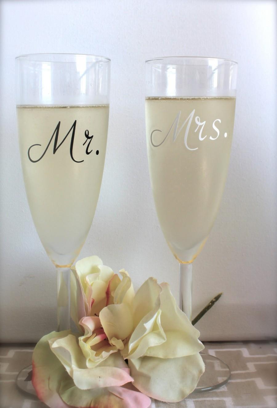 Mariage - Mr. and Mrs.Champagne Glasses. WEDDING TOASTING GLASSES. Comes with a Mr and a Mrs glass