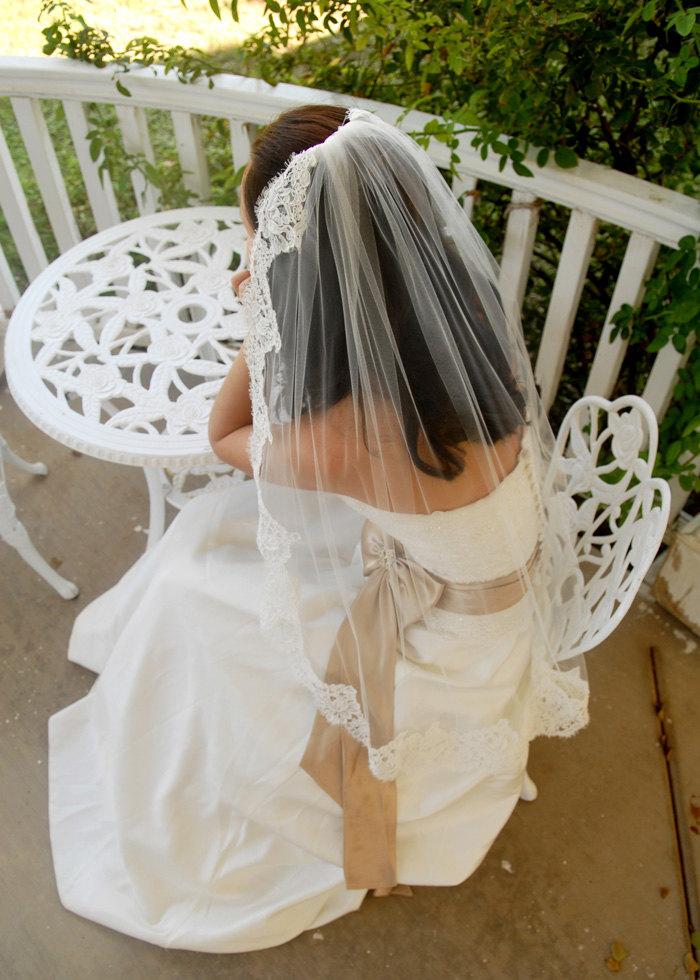 Mariage - Fingertip Short Alencon Lace Mantilla Wedding Veil - Santiago
