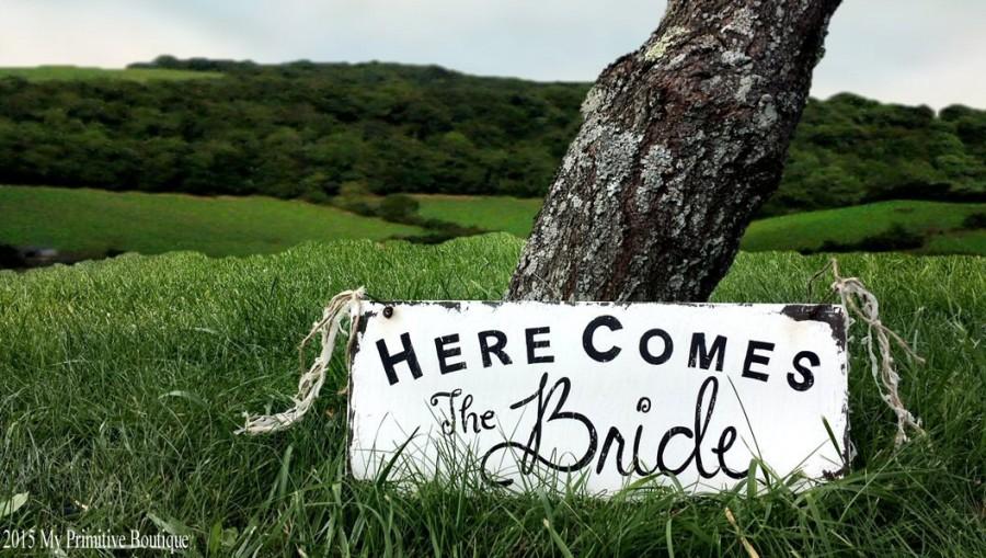 زفاف - HERE COMES the BRIDE Sign, Vintage Wedding Sign, Flower Girl Sign, Ring Bearer Sign, Shabby Chic Sign, Rustic Wedding Decor