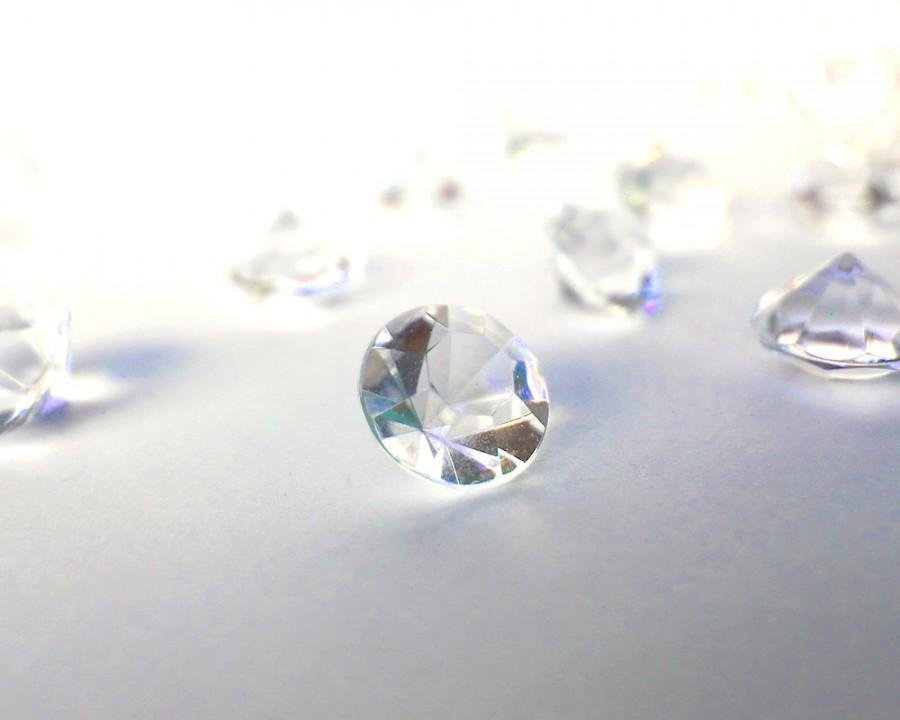 Hochzeit - 100 Acrylic Gems, White Diamond 4 Carat Round Party Decor, Acrylic Gems Wedding Table Confetti, Clear Gemstone Sparkle Decor Diamond Scatter