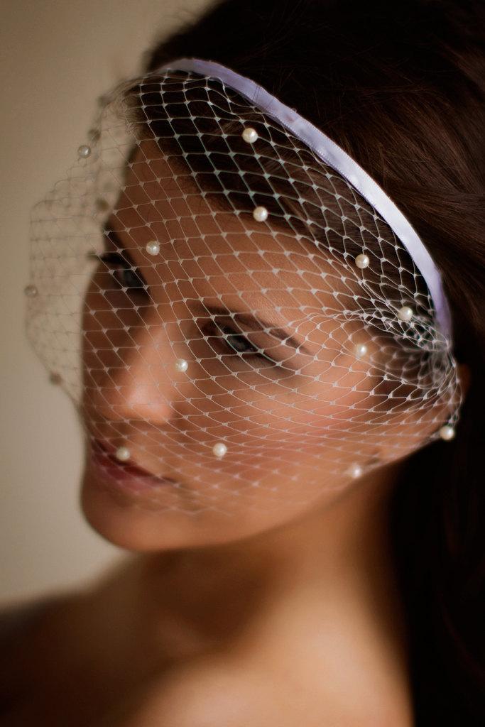 زفاف - Michelle - Haute Couture birdcage veil adorned with pearls (featured in Met Bride Magazine)