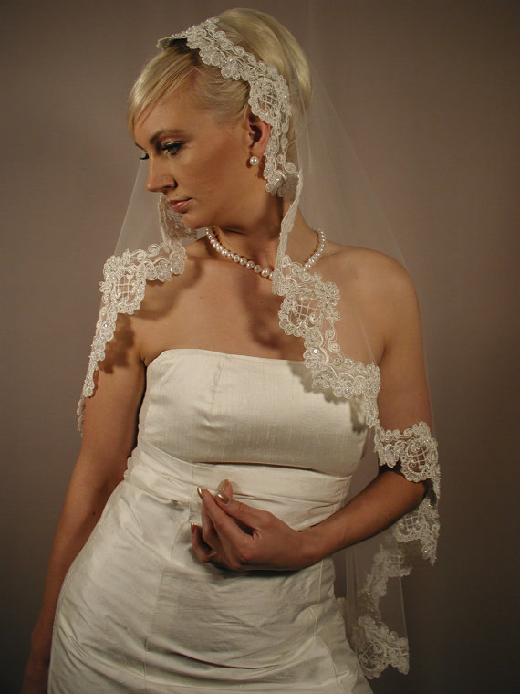 زفاف - Soft and Sheer Mantilla wedding veil. Circular cut 42" fingertip length. Made In USA