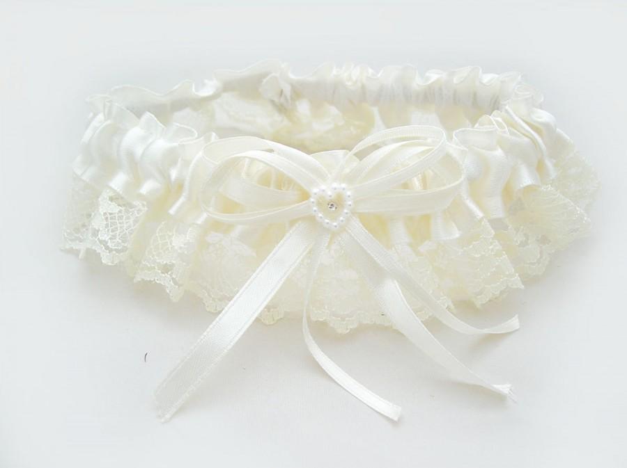 Hochzeit - IVORY Lace Toss away Garter with stretchy elastic band. Add your own finishing touches of feathers, flowers and jewelry.