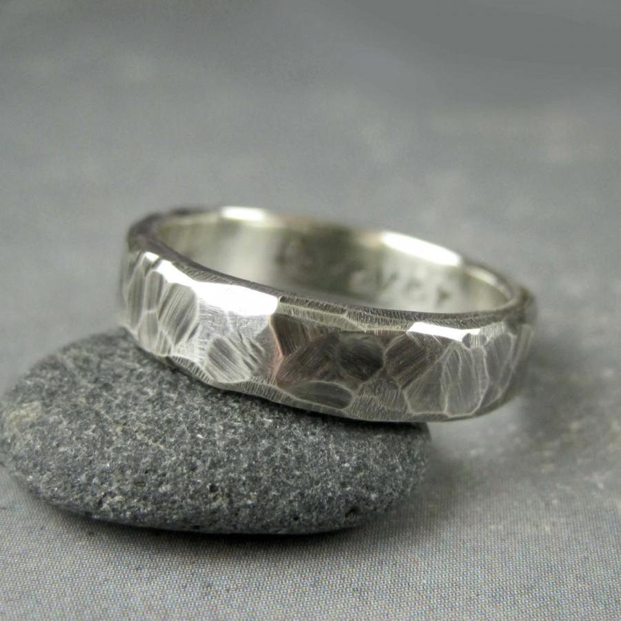 زفاف - Rough hewn mens wedding band, 5 or 6mm, custom engraved, hammered silver ring, metalsmith ring,oxidized silver,personalized rustic wedding