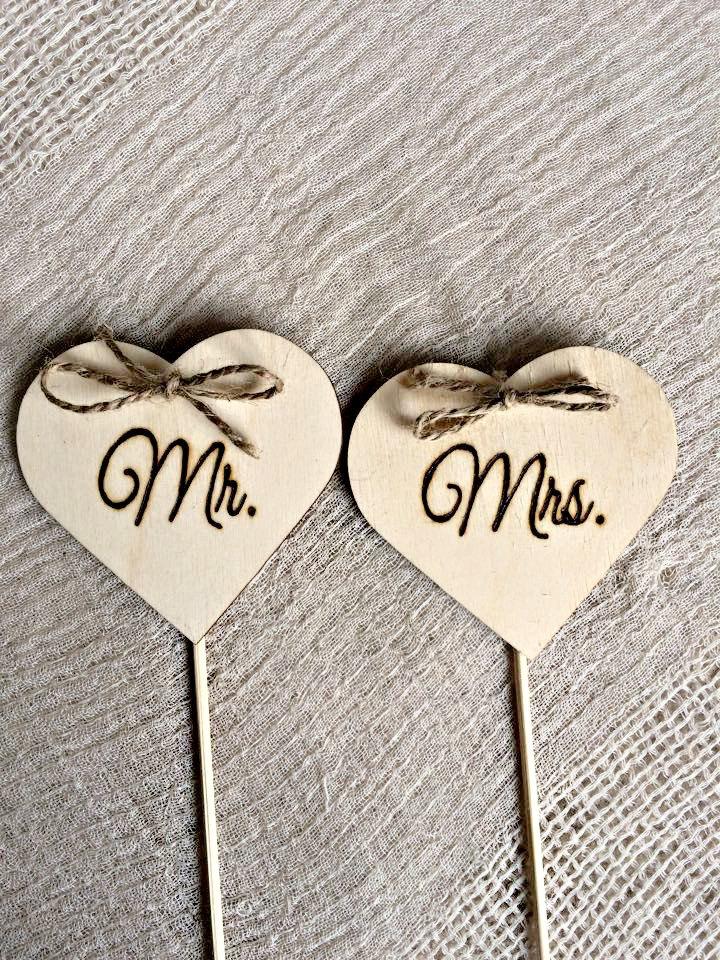 Hochzeit - rustic wedding Cake topper - mr. & mrs. wood heart topper