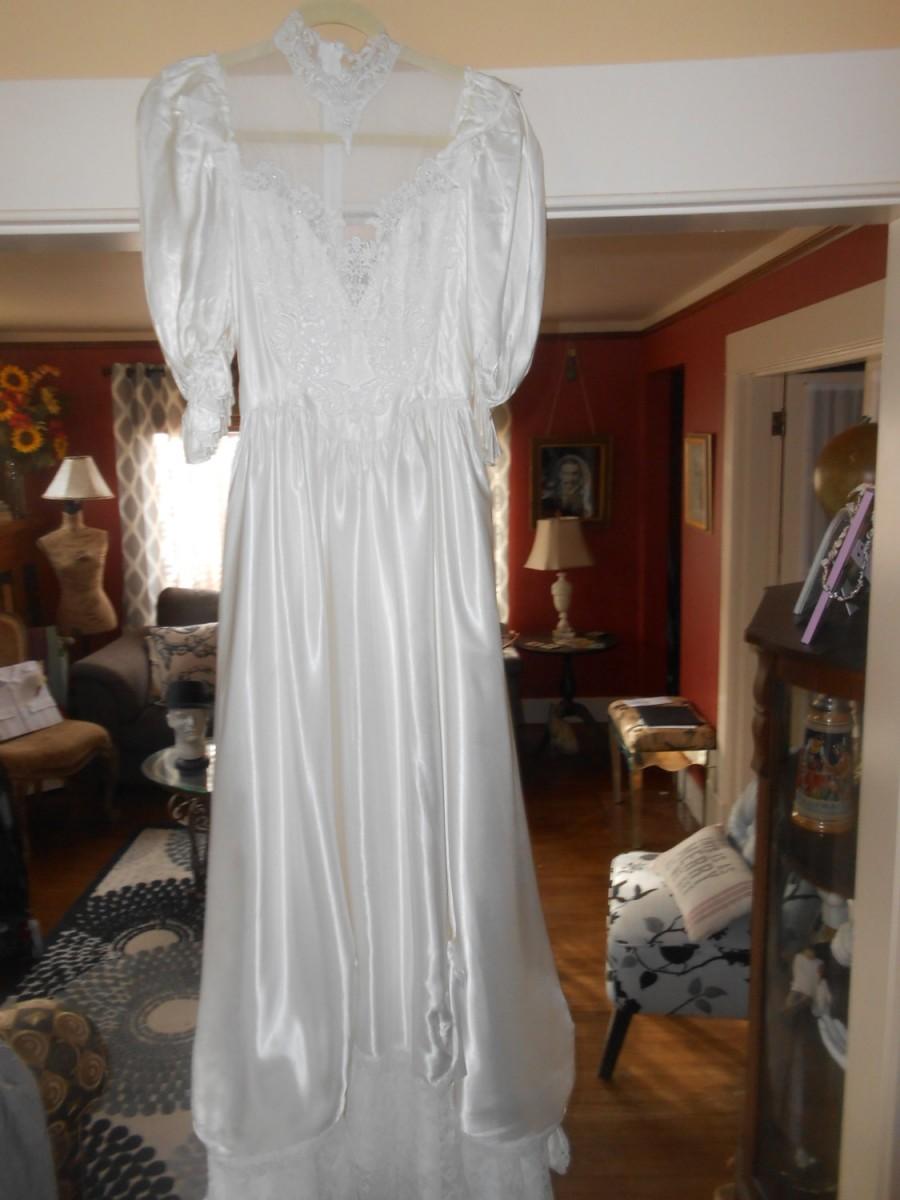 زفاف - 057 Vintage later 60's- early 70's Stunning Wedding Gown in Satin and Lace with elegant swags and bows and luxurious train. Size X Small 0-2