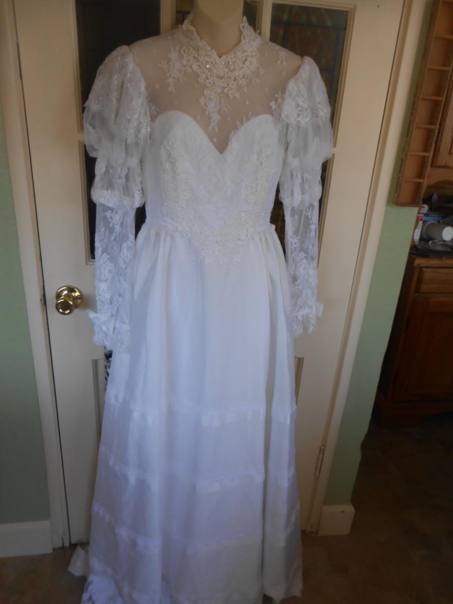 Mariage - 056-Vintage 1970's "Alfred Angelo" Wedding gown/Dress in Lace, ribbon and satin- Size 6- Stunning Gown and in Excellent Condition !