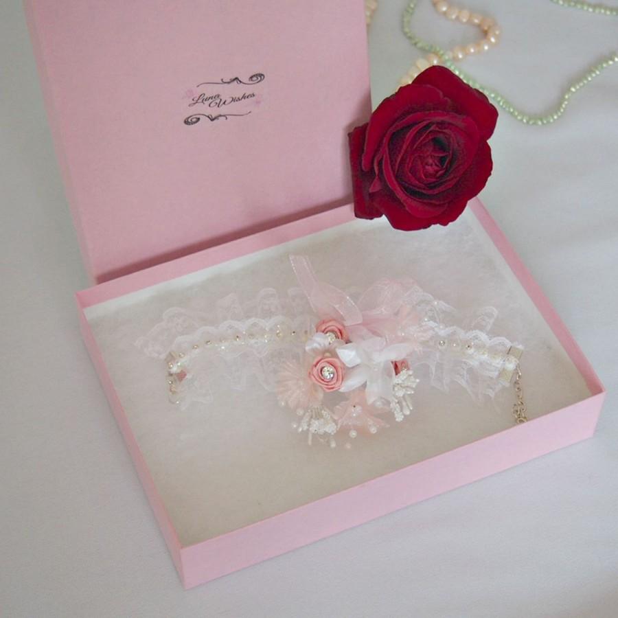 زفاف - Peach and white wrist corsage, Lace prom wristlet, Wedding accessories, Bridesmaid accessory, Alternative bouquet, Special occasions