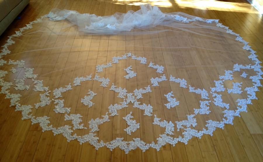 زفاف - Cathedral Lace Veil  with  appliqués  in diamond shapes, Bridal long lace veil Mantilla with lace design