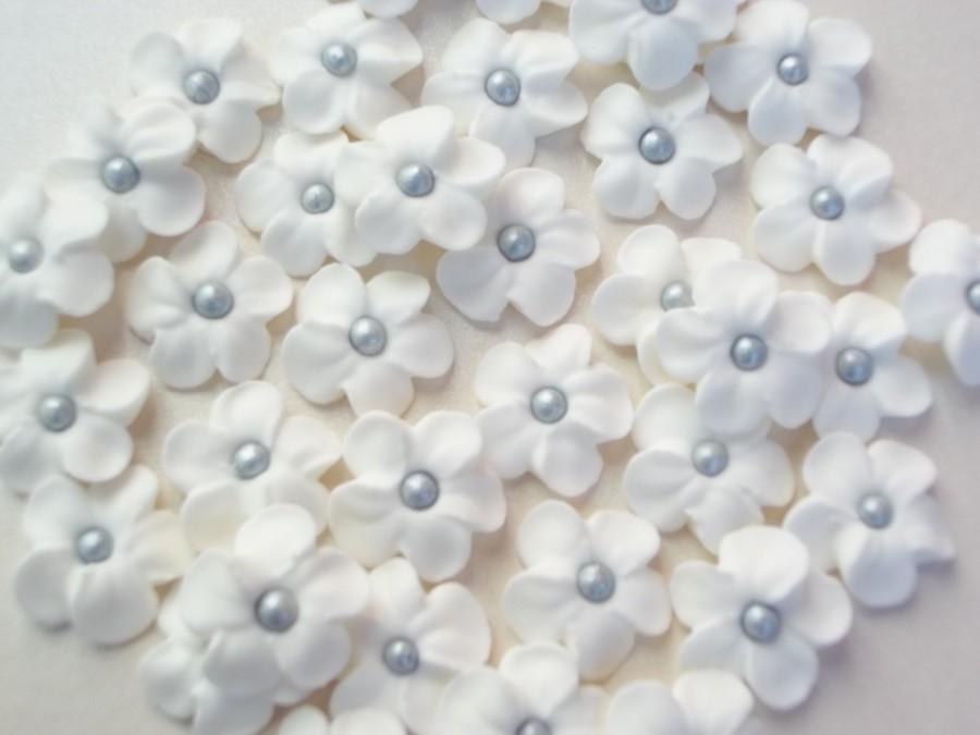 زفاف - Small white royal icing flowers with silver pearl centers  -- Cake decorations cupcake toppers edible (24 pieces)
