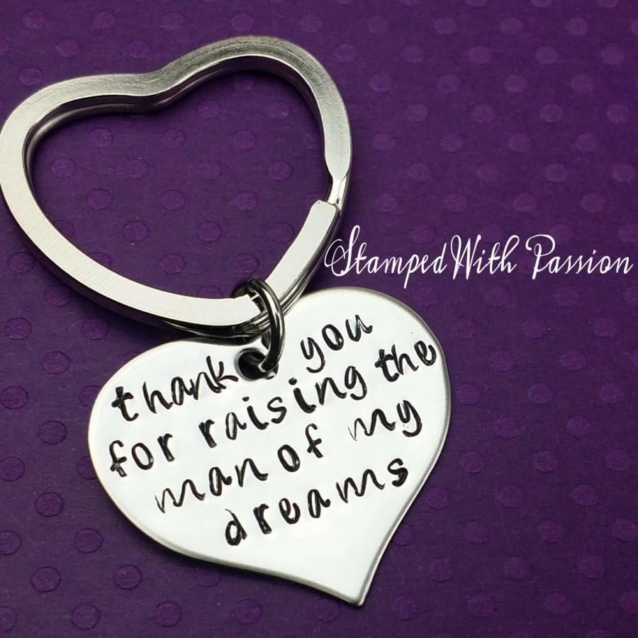 زفاف - Hand Stamped KeyChain thank you for raising the man of my dreams Wedding Gift Mother In Law Mother Of the Groom key chain ring