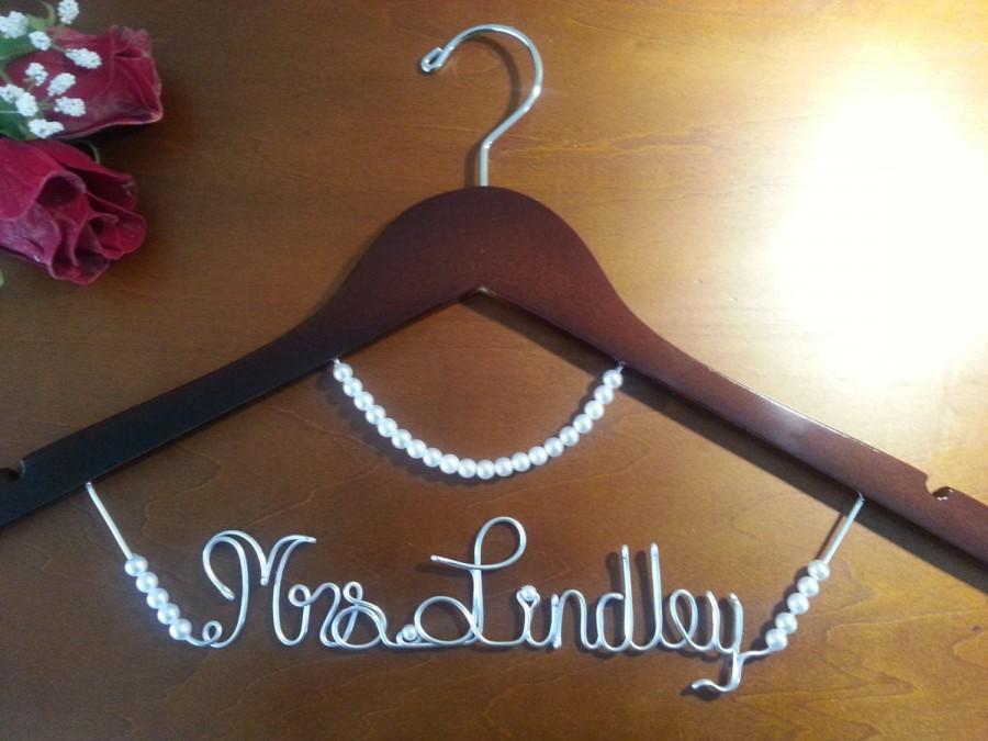 Свадьба - Bridal Hanger Customized Wedding hanger,bridesmaid hanger, mother of the bride hanger,