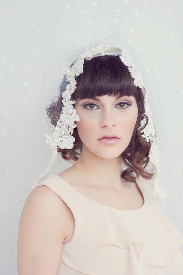 زفاف - Grace - Shoulder length bridal tulle veil trimmed with vintage alencon lace