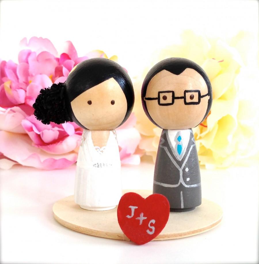 زفاف - WEDDING CAKE TOPPER With Mini Love Heart Stand Kokeshi Doll Custom Wood Peg Dolls Bride Groom Wedding Cake Toppers Custom Cake Topper