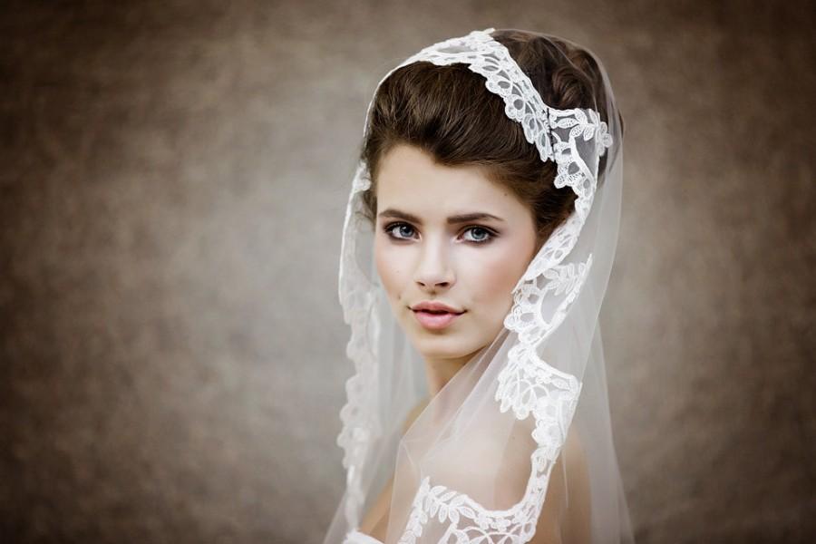 Свадьба - Lace Wedding Veil - Bridal Mantilla Veil - Ivory Wedding Veil - the Ava Lace Veil - style # 123