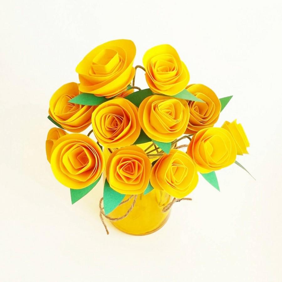 Mariage - Paper flowers. Bright yellow paper flower decor. Includes yellow glass jar.