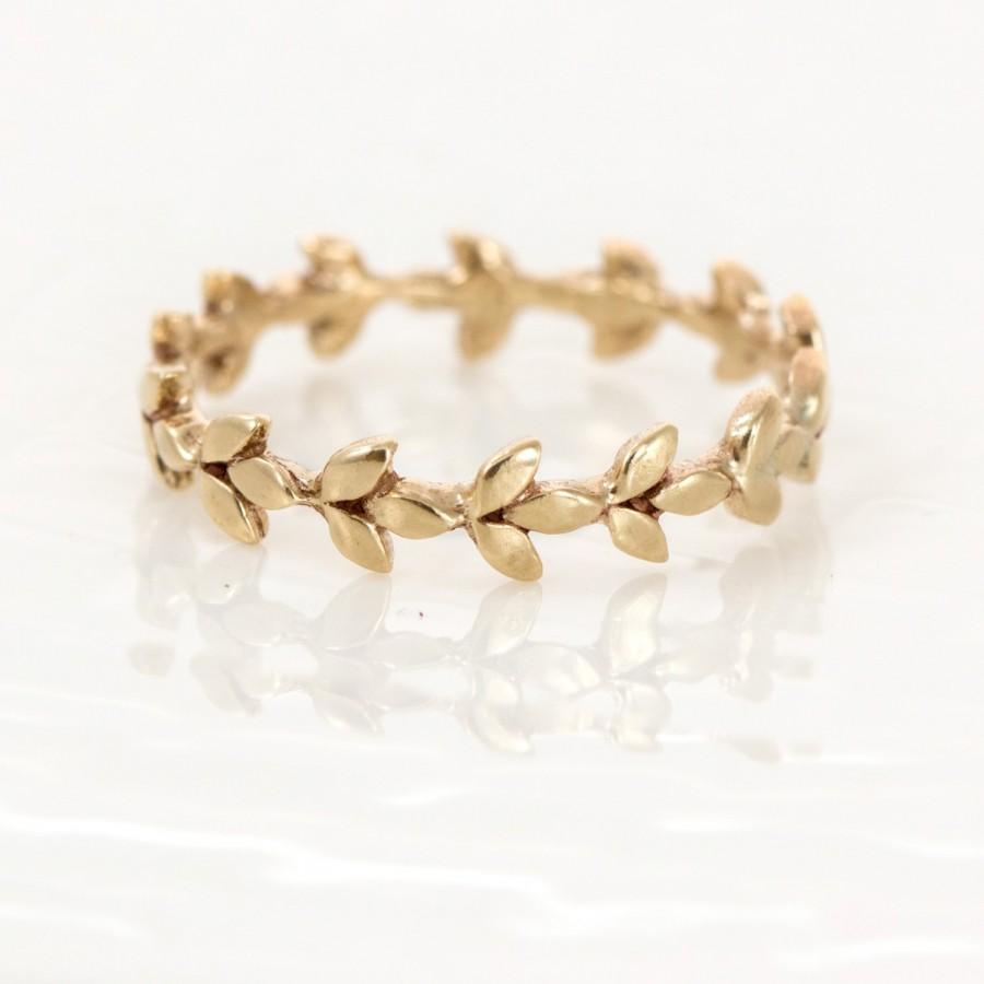 Hochzeit - Vine Wedding Band in 14k Gold // 14k Gold Vine Wedding Ring // Intricate Organic Leaf Eternity Ring Design in 14k Gold