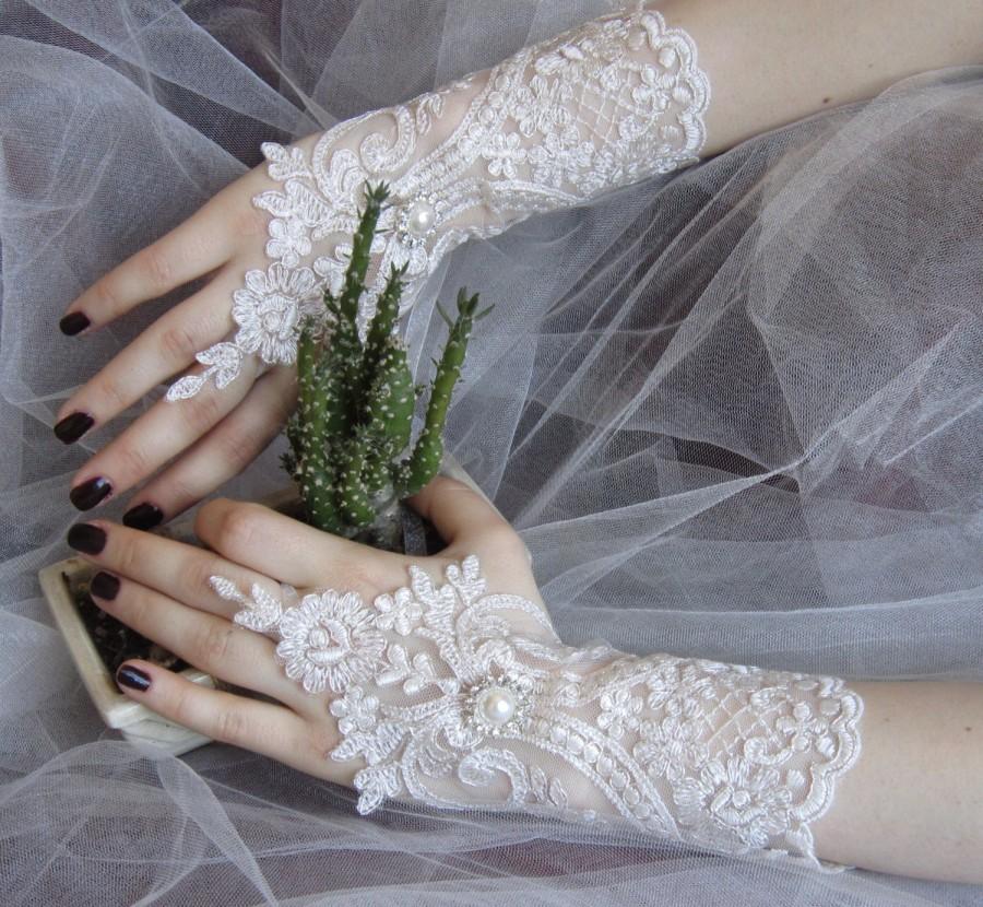 Hochzeit - Ivory lace gloves / bridal gloves,french lace gloves ,fingerless, wedding glove,bridal accessories