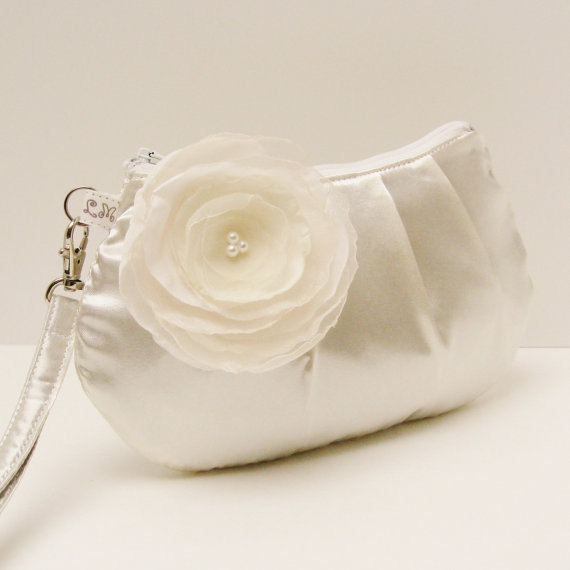 زفاف - Bridal Clutch Purse Bridesmaid Pleated Wristlet Ivory Cream Satin with Flower Brooch