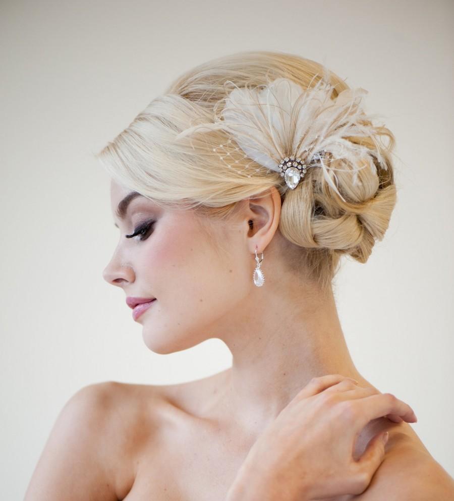 Свадьба - Bridal Fascinator, Wedding Head Piece, Feather Fascinator, Ivory Feather Hairclip - CALI