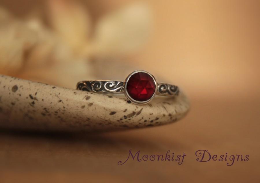 Mariage - Rose-Cut Garnet Bezel Set Solitaire Ring in Sterling Silver with Smoke Swirl Pattern Band - Unique Promise Ring or Engagement Ring