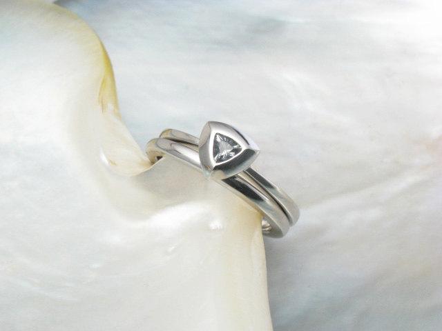 Mariage - palladium wedding band and engagement ring set with triangle denim sapphire