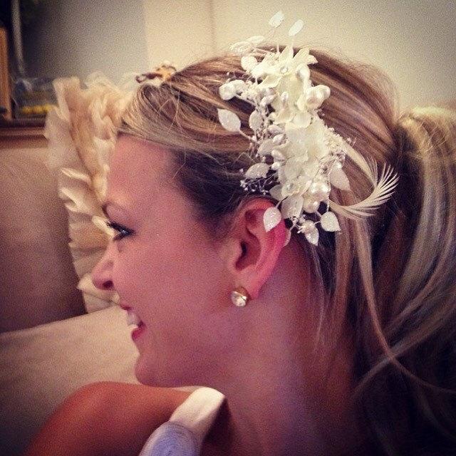Hochzeit - White Hair clip. Wedding Hair clip. white wedding comb. White feather floral wedding comb. Hair accessory.