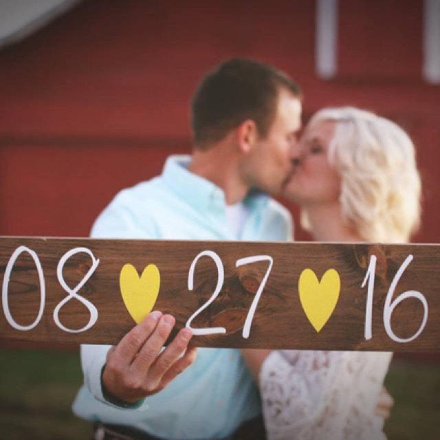 Hochzeit - Save The Date Sign Wedding Sign Engagement Sign Photo Prop Wedding Date Sign Rustic Wedding Sign Wedding Photo Prop Sign Country Wedding